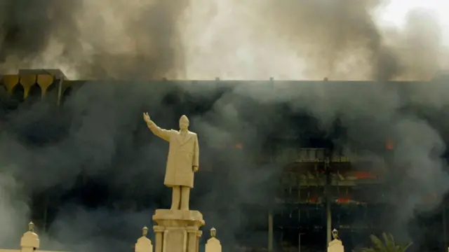 起火焚烧的巴格达伊拉克奥委会大楼（9/4/2003）