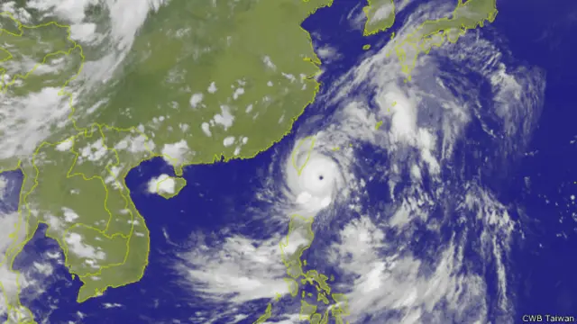 強烈颱風「尼伯特」前沿已經登陸台灣東岸- BBC News 中文