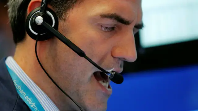 英国富时100股指上升超过1%，而英镑兑换率也从31年以来的最低谷略有回升。