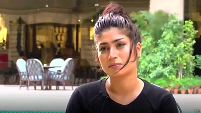 پاکستاني پولیس وایي، دغه ماډله د خپل ورور وسیم لخوا زندۍ شوې ده.