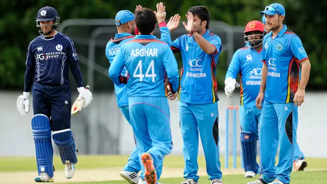 د سکاټلنډ تېزې لوبې اصغر اړ کړ چې نبي او ارشد توپ اچونې ته را وباسي. نبي په لومړي اوور کې یو کس وسوځو. افغان بالرانو هغه ضعف چې ښايي منډه جوړونکو وښوده یو وار بیا پوره کړ. 