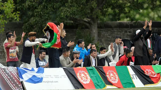 د سکاټلنډ په ایدنبرا ښار کې د افغان ملي‌ لوبډلې ملاتړ لپاره د بریتانیا له مختلفو ځایونونه مینه وال راغلي‌ وو. 