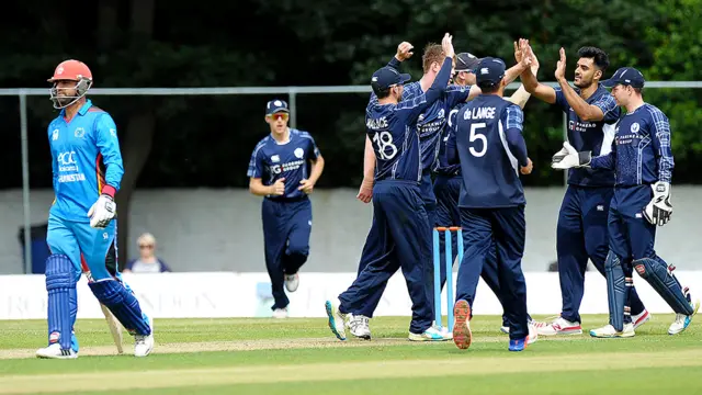 سکاټلنډ د چارشنبې په ورځ افغان لوبډله تر ډېره کابو کړې وه خو بیا یې هم د افغان لوبډلې تجربې او استعداد ته هڅې بې پایلې پاتې شوې. 