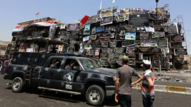 وضعت أسر الضحايا لافتات عن موعد مراسم تشييع من سقطوا من أقاربهم في الهجوم