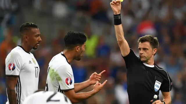 Жовта картка німецькому захиснику Емре Джану