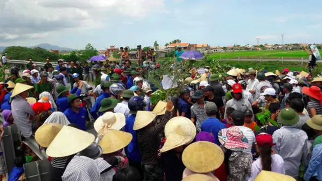 一段流传的影片声称，越南当地7日再传排华抗议，原先以为有近2000越南人前往台塑河静厂抗议，但台湾外交部证实是误传，并表示抗议是在广平省发生的另一单一事件。