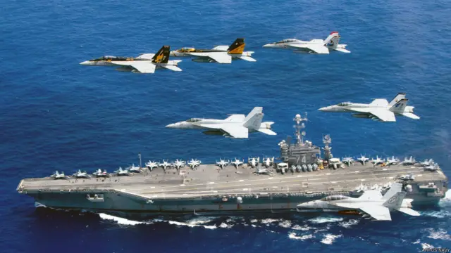 在菲律宾海巡航的美国航空母舰“斯坦尼斯号”（18/06/2016）。