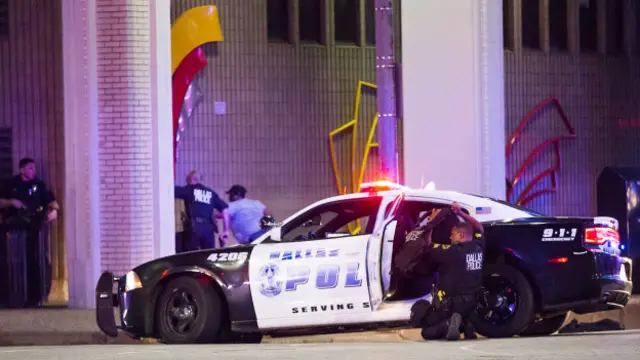 Dallas'taki gösterilerde polis ateş açıldığı bildirildi. Polis, bölgeden geçenleri uzaklaştırdı.