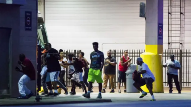 فرار تظاهرکنندگان از محل تیراندازی