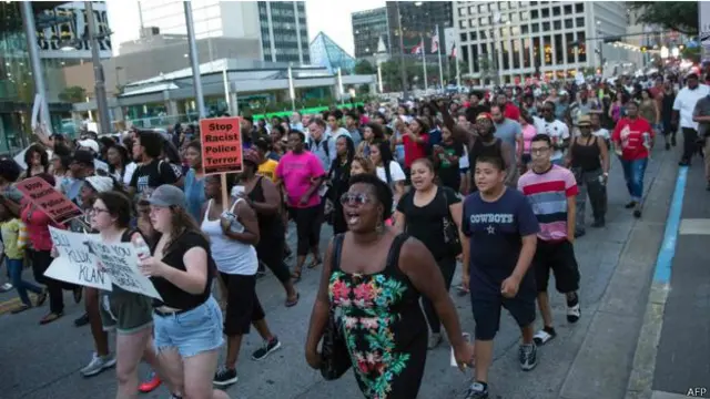 Penembakan berlangsung di tengah unjuk rasa menentang aksi polisi yang menembak mati dua warga kulit hitam di dua negara bagian berbeda.