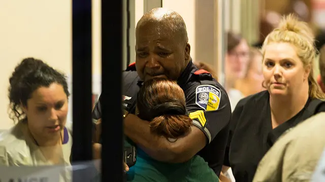 Kelima polisi tewas ditembak ketika unjuk rasa menentang penembakan polisi terhadap warga kulit hitam berlangsung.