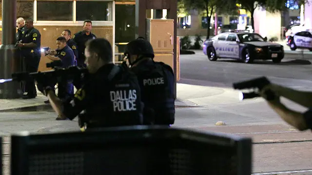 Polisi Dallas telah menangkap tiga tersangka pelaku dan masih mengepung satu orang bersenjata yang melepaskan tembakan dari dalam sebuah garasi.