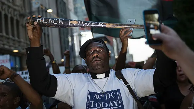 یاد رہے کہ گذشتہ دو دنوں کے دوران پولیس کی جانب سے دو سیاہ فام افراد کو گولیاں مار کر ہلاک کرنے کے واقعات پیش آ چکے ہیں۔