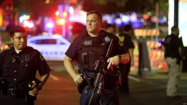 امریکی ریاست ٹیکساس کے شہر ڈیلس میں پولیس کے ہاتھوں دو سیاہ فام فراد کی ہلاکت کے خلاف ہونے والے احتجاجی مظاہرے کے دوران فائرنگ سے پانچ پولیس اہلکار ہلاک ہوگئے ہیں۔