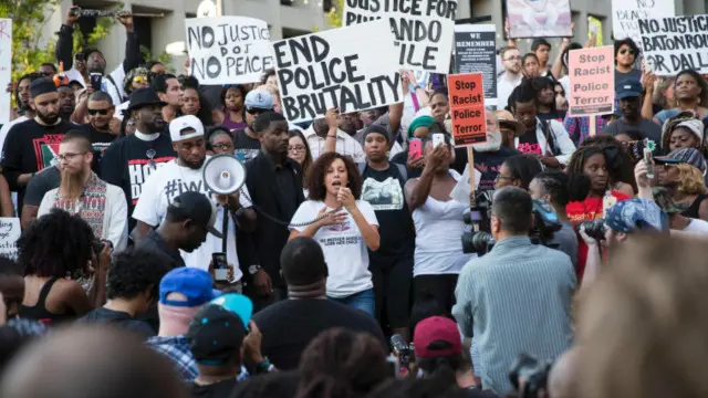 دغه مظاهرې د پولیسو له خوا د دوو تورپوستو سړو د وژل کېدو په غبرګون کې شوي.