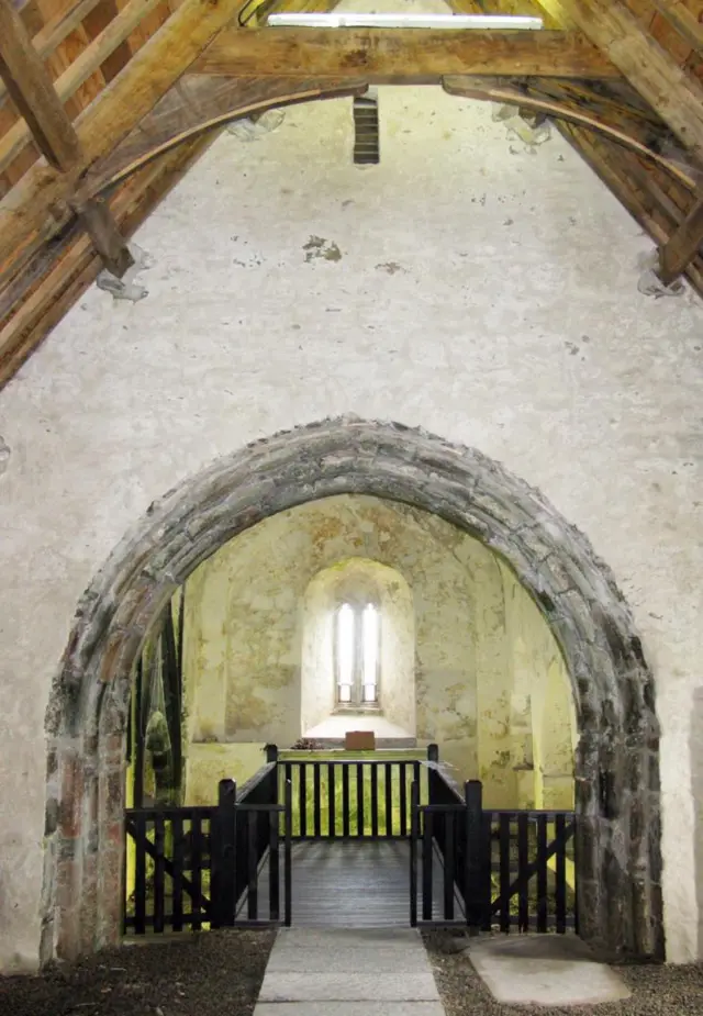 这座十二世纪西多会教堂的内部（图片来源：Peter Lynch）