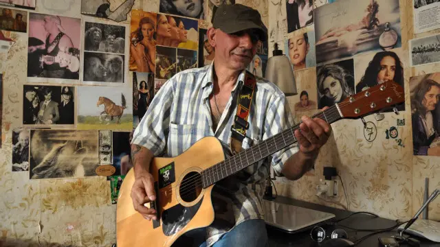 Qrupun yaradıcısı İbrahim Emin 80-ci illərin əvvəllərində musiqi ilə məşğul olmağa başladığını deyir