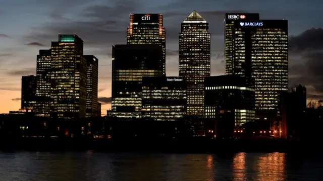 英国政府积极和中国印度联系展开谈判磋商，一批国际大银行也承诺维护伦敦国际金融中心地位。