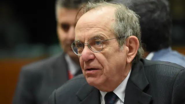 İtalya Ekonomi Bakanı Pier Carlo Padoan, bankalara kamu kaynağı aktarılmasının her tür yolunu incelediklerini söylüyor.