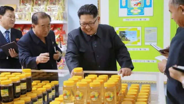 رهبر کره شمالی به کرات از مراکز تولید مواد غذایی بازدید می کند. این عکس مربوط به بازدید از کارخانه تولید بیسکوئیت و نشاسته ذرت در شهر پیونگ یانگ است