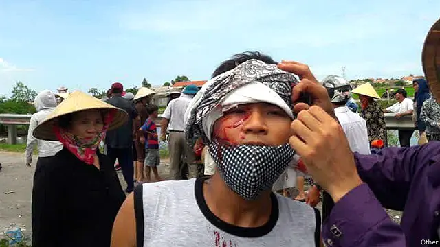 Người dân tại Miền Trung biểu tình sau thảm họa cá chết và bị trấn áp