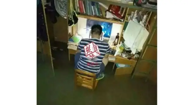 جوں جوں پانی کی سطح بلند ہوتی گئی طالبعلم نے پڑھائی نہیں چھوڑی اور اپنے پاؤں کرسی کے اوپر رکھ لیے ۔