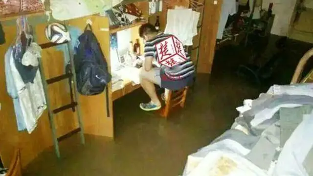 آندھی آئی یا طوفان، طالبعلم نے اپنی نظریں کتابوں سے نہیں ہٹائیں۔