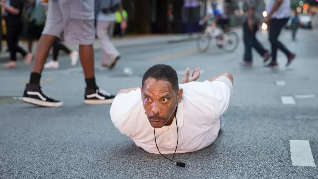 راهپیمایان در دالاس به کشتن سیاه‌پوستان به دست ماموران پلیس اعتراض می‌کردند 