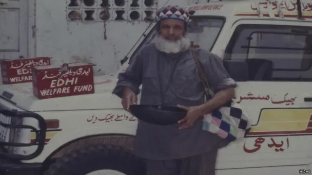 عبدالستار ایدهي په کراچۍ کې له یوه امبولانس او یوه کوچني کلینيک سره خیریه چارې پیل کړې وې