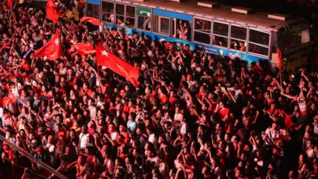 在仰光，數以千計的支持者在全國民主聯盟總部前舉行集會，慶祝歷史性選舉勝利。（資料圖片）