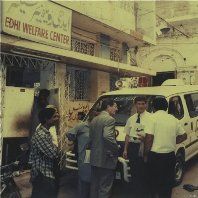 ایدھی 1928 میں بھارتی ریاست گجرات کے علاقے جوناگڑھ میں پیدا ہوئے تھے۔ وہ 11 سال کے تھے کہ ان کی والدہ کو فالج ہو گیا جس سے ان کا دماغ بھی متاثر ہوا۔ 