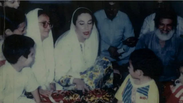 جب پاکستان بنا تو وہ چھٹے دن ہی یہاں آ گئے۔ اول اول انھوں نے ٹھیلے اور پھیری لگا کر کام شروع کیا پھر کراچی کی ہول سیل مارکیٹ میں کپڑوں کے ایجنٹ بن گئے۔