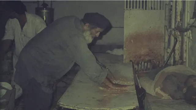 چند سال بعد انھوں نے یہ کام چھوڑ دیا اور 20 سال کی عمر میں اپنی میمن برادری کے افراد کی مدد سے مفت طبی سہولت فراہم کرنے کے لیے ایک ڈسپنسری قائم کی۔ یہی سوچ انھیں ایدھی ٹرسٹ قیام کی جانب لے گئی۔