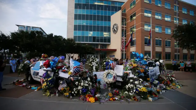 鲜花摆放在达拉斯警察总部外