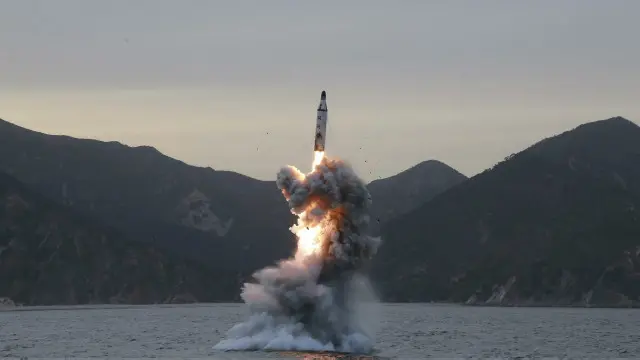 Foto tak bertanggal yang dirilis oleh Kantor Berita Pusat Korea Utara menunjukkan "uji coba peluncuran rudal balistik strategis bawah laut" yang dilakukan di lokasi yang tak disebutkan di Korea Utara.