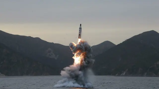 朝中社发布的潜射导弹发射图片