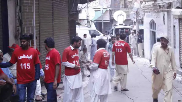 ایدھی ٹرسٹ کے رضاکار۔