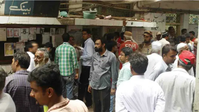 سوگوار ایدھی کے گھر کے باہر۔