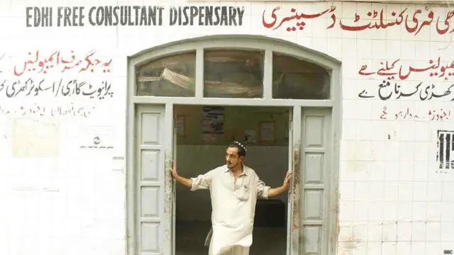 ایدھی ٹرسٹ کی ڈسپنسری کے باہر ایک رضاکار۔