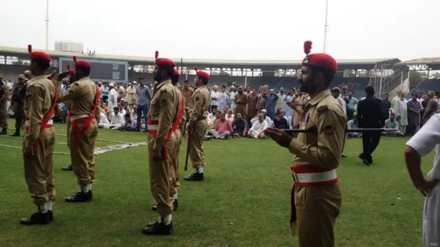 فوج کے دستے سکیورٹی کے فرائض سرانجام دے رہے ہیں۔ 