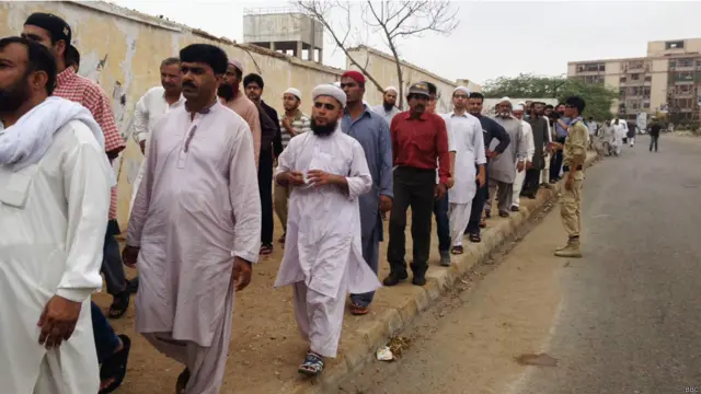 عوام کی بہت بڑی تعداد بھی جنازے میں شریک ہوئی اور نماز سے قبل شہریوں کے لیے مخصوص دروازوں پر طویل قطاریں دیکھی جا سکتی تھیں۔