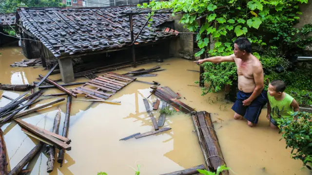 莆田市荔城区新度镇，多处道路、民房均被淹，多人被困