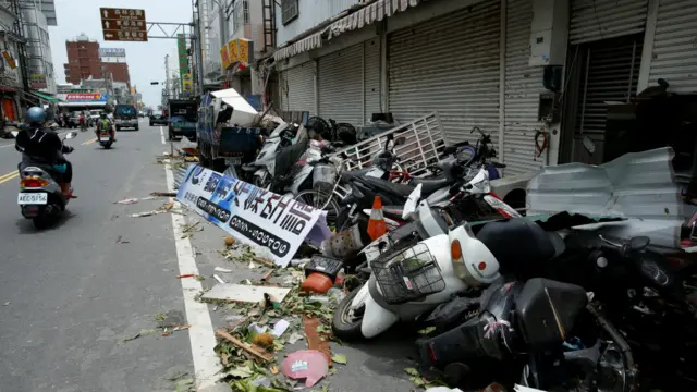 台东街道上被台风损毁的摩托车