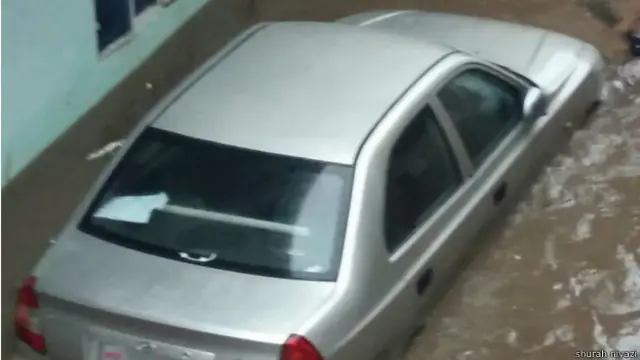 سڑکیں زیر آب ہیں