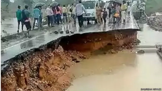 جگہ جگہ سڑکیں ٹوٹ گئی ہیں