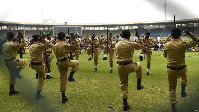 نمازِ جنازہ کے بعد پاکستانی فوج کے دستے نے ایدھی کو گارڈ آف آنر پیش کیا جبکہ ان کی میت کو توپوں کی سلامی بھی دی گئی۔
