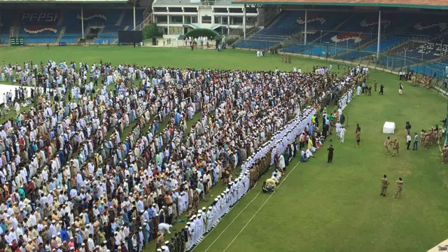 سنیچر کی صبح سے ہی لوگ نیشنل سٹیڈیم میں جمع ہونا شروع ہو گئے تھے