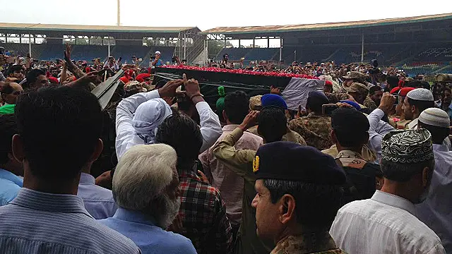 نماز جنازہ میں عام شہریوں کے علاوہ اعلیٰ سول اور فوجی شخصیات نے شرکت کی