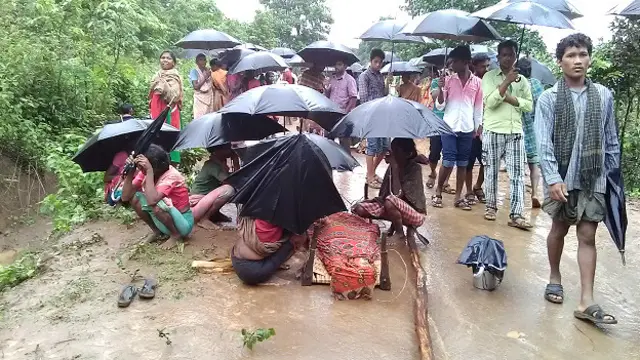 ओडिशा में जाम लगाते लोग