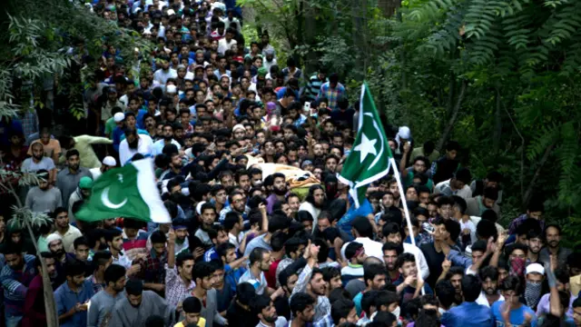 बुरहान को आखिरी सलाम करने आए लोग